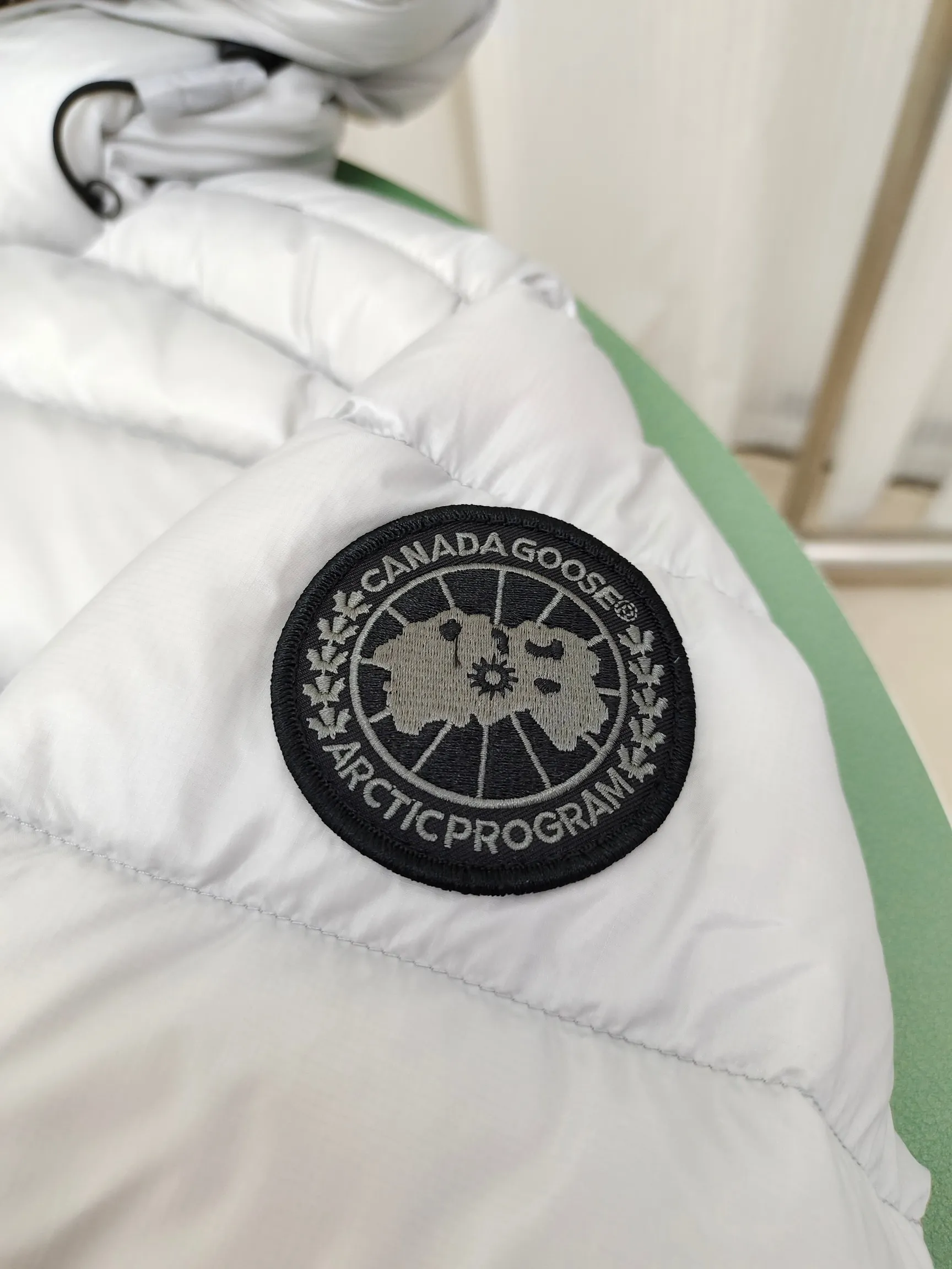 P860 ————2227MB model (high version) Canada goose Crofton hooded down jacket, this is a down jacket suitable for late autumn and early winter: on cold, rainy mornings, it can be used as a layer of warmth inside the rainproof jacket, and can be worn alone in the late autumn and early winter with a little bit of coolness. Filled with white duck down. The Crofton Hooded Jacket is a versatile, lightweight and versatile piece that even packs itself in for easy transport. The inner layer has removable elastic straps, making the jacket easy to carry on the shoulder and hands-free. 2 zippered hand pockets with fleece fabric on the knuckle side for softness and warmth. Color: black with black label, black with red label, ocean blue, superoxide blue, silver birch red label, silver birch black label Size: XS-2XL
